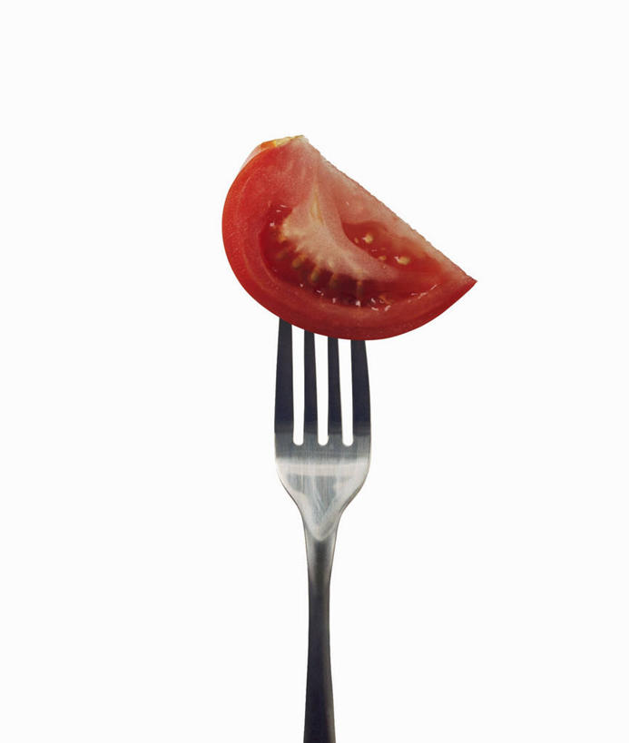 无人,竖图,室内,特写,白天,白色背景,正面,蔬菜,西红柿,小番茄,餐具,切开,阴影,新鲜,反射,叉子,影子,食品,食物,一个,红色,切,摄影,有机食品,绿色食品,影棚,单个,剖面,餐叉,切面,小西红柿,樱桃小番茄,珍珠小番茄,进餐用具,樱桃番茄,圣女果,番茄,彩图,影棚拍摄,拍摄