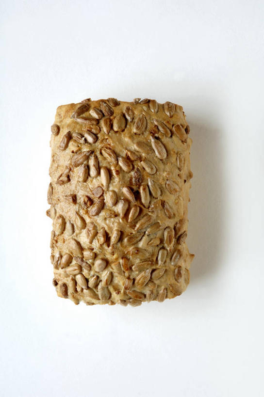 点心,面包,无人,竖图,俯视,室内,特写,白天,白色背景,桌面,桌子,阴影,反射,木制,影子,食品,坚果,面点,小吃,食物,糕点,一个,木制品,零食,摄影,影棚,单个,瓜子,小圆面包,葵花籽,葵花子,彩图,高角度拍摄,影棚拍摄,拍摄