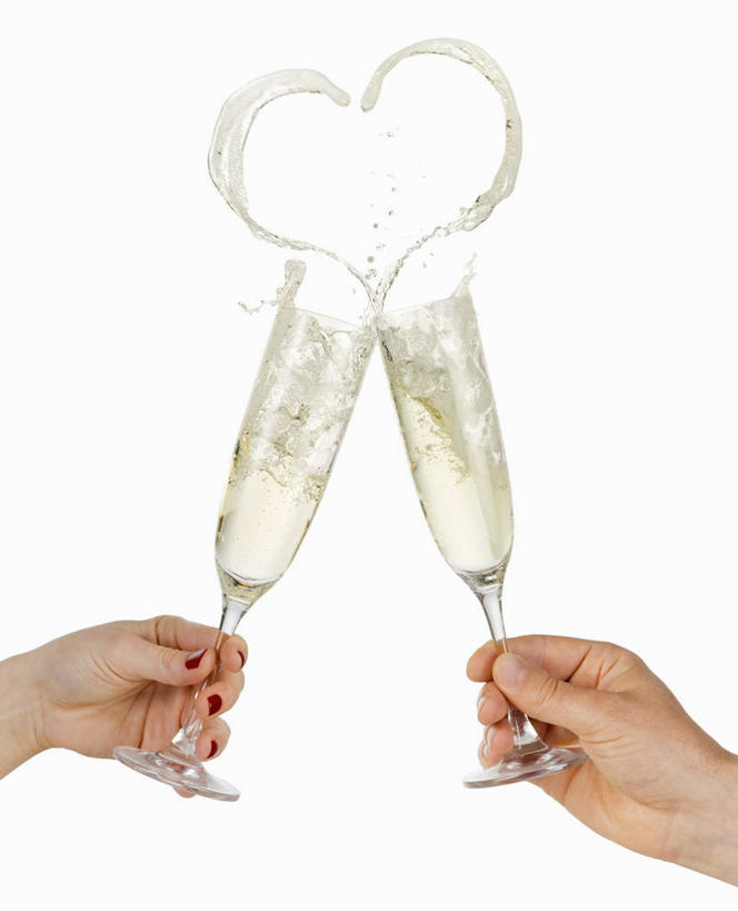 葡萄酒,西方人,手,两个人,竖图,室内,特写,白天,白色背景,正面,爱情,奢侈,快乐,杯子,欧洲,欧洲人,握,飞溅,爱心,庆祝,溅,高脚杯,液体,水滴,浪漫,拿,拿着,玻璃制品,酒,水珠,饮料,酒杯,香槟,干杯,碰杯,温暖,温馨,心形,手部,恩爱,交际,友好,诱惑,握着,恋人,摄影,影棚,庆贺,和睦,喷洒,礼仪,敬酒,香槟杯,劝酒,气泡酒,起泡酒,汽酒,男人,男性,年轻男性,年轻女性,女人,女性,白种人,心型,情侣,玻璃杯,半身,彩图,影棚拍摄,高兴,欢笑,拍摄,伴侣,融洽