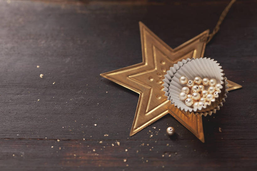 无人,横图,俯视,室内,特写,白天,餐桌,桌子,圣诞节,阴影,节日,庆祝,装饰,反射,木制,影子,食品,糖,糖果,甜点,甜品,文化,食物,木制品,甜食,庆典,摄影,影棚,餐台,纪念,纸托,华丽,修饰,点缀,衬托,美观,雅致,雅观,糖珠,装饰糖,蛋糕托,蛋糕托纸,蛋糕纸托,糖果珠,彩图,高角度拍摄,影棚拍摄,拍摄