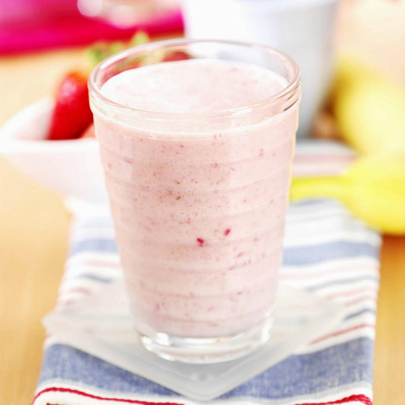 无人,方图,俯视,室内,特写,白天,桌面,桌子,草莓,浆果,杯子,水果,阴影,朦胧,模糊,新鲜,反射,木制,影子,生食,食品,甜点,甜品,果实,一杯,玻璃制品,食物,饮料,餐巾,木制品,水杯,甜食,冰淇淋,有机食品,绿色食品,鲜奶,奶昔,草莓奶昔,保洁方巾,口布,玻璃杯,洋莓,水果皇后,红莓,地莓,彩图,高角度拍摄