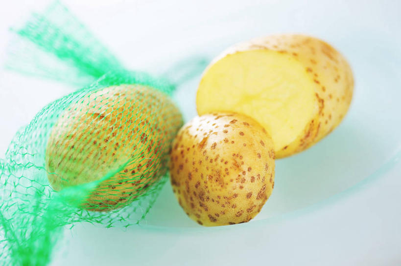 无人,横图,俯视,室内,特写,白天,白色背景,蔬菜,土豆,袋子,阴影,新鲜,反射,影子,食品,网袋,食物,三个,一个,黄色,绿色,容器,摄影,有机食品,绿色食品,影棚,单个,储藏,储存,馍馍蛋,洋芋,山药蛋,马铃薯,彩图,高角度拍摄,影棚拍摄,拍摄,贮存