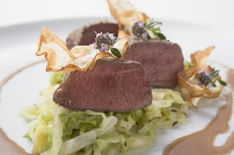 无人,横图,俯视,室内,特写,白天,白色背景,烹饪,西餐,桌面,桌子,蔬菜,椰菜,卷心菜,餐具,阴影,朦胧,模糊,新鲜,反射,木制,碟子,盘,影子,肉,料理,食品,菜肴,美食,肉类,食物,一个,盘子,木制品,碟,甘蓝,西式,摄影,佳肴,有机食品,绿色食品,影棚,单个,肉食,鹿肉,结球甘蓝,甘兰,包心菜,彩图,高角度拍摄,影棚拍摄,拍摄