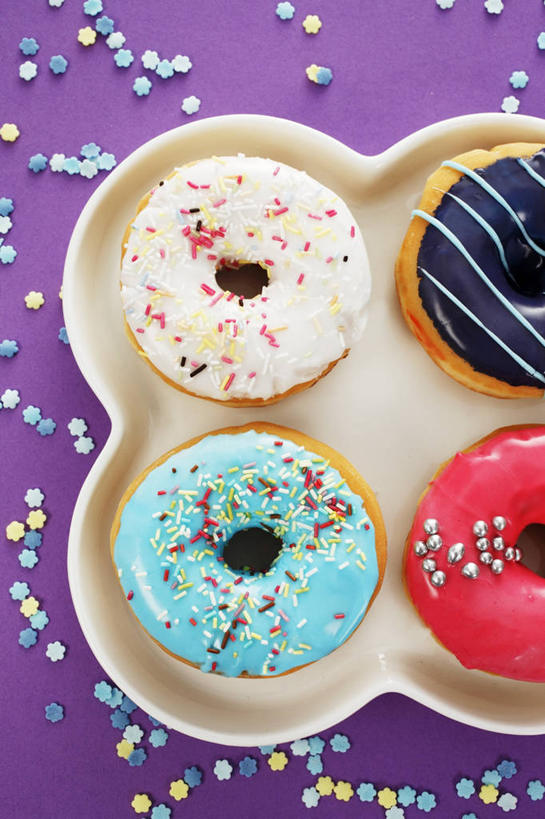 点心,面包,无人,竖图,俯视,室内,特写,白天,桌面,桌子,餐具,一排,阴影,整齐,装饰,反射,木制,碟子,盘,影子,食品,面点,食物,糕点,排列,一个,盘子,木制品,碟,巧克力,甜甜圈,四个,单个,朱古力,华丽,修饰,点缀,队列,衬托,美观,雅致,雅观,七彩米,多纳滋面包,唐纳滋,七彩糖针,巧克力针,朱古力针,面包圈,彩图,高角度拍摄