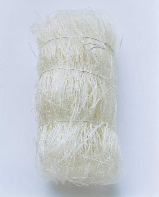 面食,面条,无人,竖图,俯视,室内,特写,白天,白色背景,餐桌,桌子,阴影,反射,影子,面,粉丝,白色,绳子,摄影,影棚,餐台,捆绑,绳索,卫生,纯真,洁净,绑缚,光明,恬静,中间色,朴素,清白,冬粉,彩图,高角度拍摄,影棚拍摄,拍摄