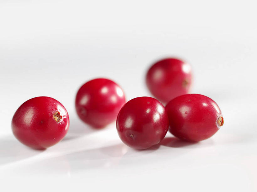 无人,横图,俯视,室内,特写,白天,白色背景,餐桌,桌子,浆果,水果,五个,许多,阴影,朦胧,模糊,新鲜,反射,影子,生食,食品,果实,食物,排列,红色,摄影,有机食品,绿色食品,影棚,餐台,曼越桔,蔓越橘,小红莓,酸莓,摆列,彩图,高角度拍摄,影棚拍摄,拍摄,布列,分列