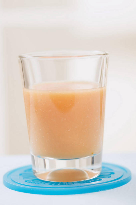 无人,竖图,俯视,室内,特写,白天,白色背景,餐桌,桌子,杯子,餐具,阴影,朦胧,模糊,反射,碟子,盘,影子,饮品,一杯,蔬菜汁,玻璃制品,饮料,一个,盘子,水杯,碟,摄影,影棚,单个,餐台,可口,适口,玻璃杯,彩图,高角度拍摄,影棚拍摄,拍摄