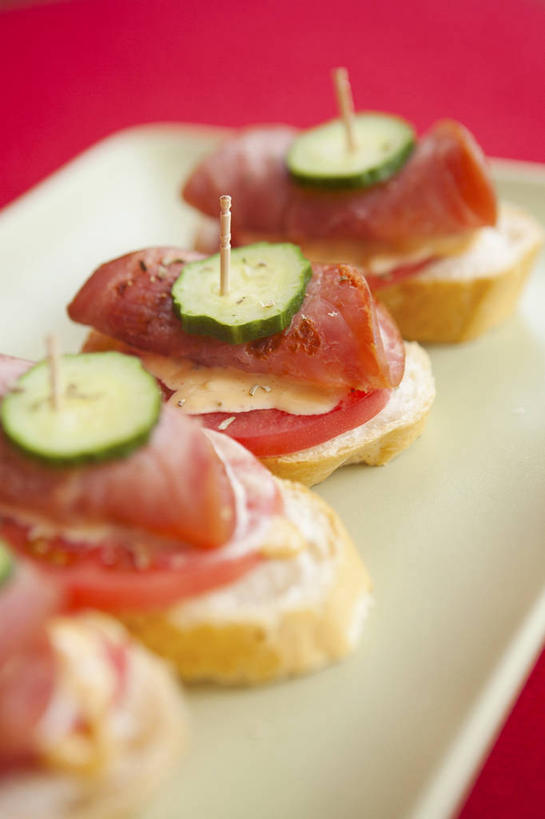 点心,面包,无人,竖图,俯视,室内,特写,白天,烹饪,西餐,黄瓜,蔬菜,西红柿,小番茄,餐具,一排,阴影,红色背景,朦胧,模糊,新鲜,整齐,反射,碟子,盘,牙签,影子,料理,食品,面点,菜肴,美食,食物,糕点,排列,三个,盘子,碟,西式,摄影,佳肴,有机食品,绿色食品,影棚,队列,小西红柿,樱桃小番茄,珍珠小番茄,剔牙棒,樱桃番茄,圣女果,青瓜,胡瓜,番茄,彩图,高角度拍摄,影棚拍摄,拍摄