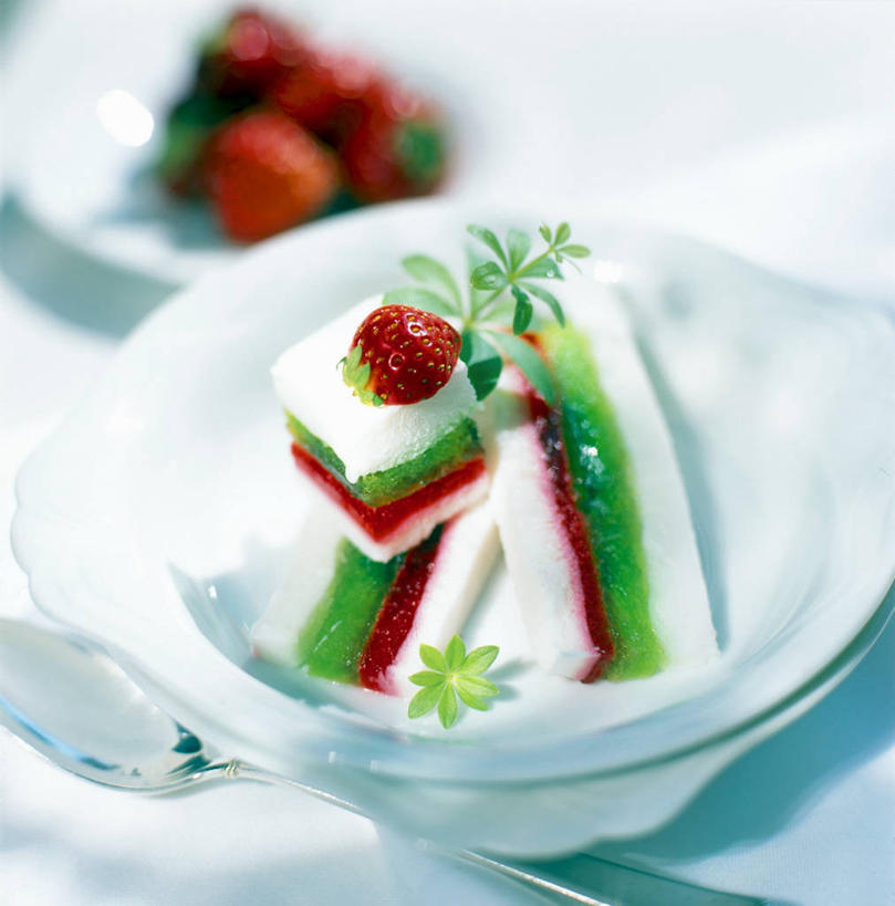 点心,无人,竖图,俯视,室内,特写,白天,植物,餐桌,桌子,草莓,浆果,餐具,水果,许多,阴影,朦胧,模糊,新鲜,反射,碟子,盘,影子,勺子,陶瓷,生食,食品,甜点,甜品,果实,草药,药草,陶瓷制品,中药,食物,糕点,一个,红色,盘子,容器,调羹,碟,汤匙,碗,甜食,摄影,有机食品,绿色食品,影棚,单个,餐台,储藏,储存,药材,中草药,车叶草,中药材,本草,活血丹,茜草,血见愁,地苏木,血茜草,洋莓,水果皇后,红莓,地莓,彩图,高角度拍摄,影棚拍摄,拍摄,贮存