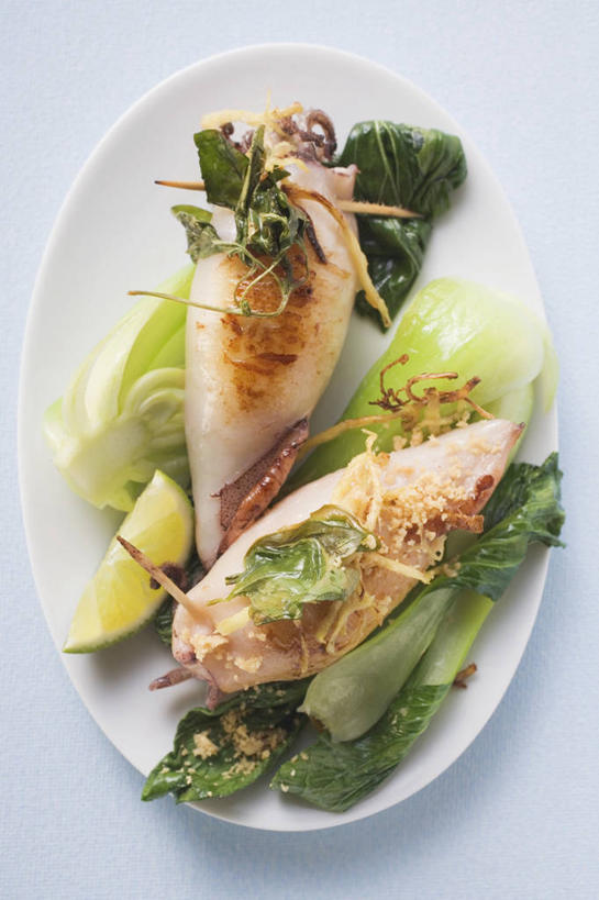 海鲜,无人,竖图,俯视,室内,特写,白天,白色背景,烹饪,西餐,桌面,桌子,鱿鱼,蔬菜,椰菜,卷心菜,餐具,阴影,新鲜,反射,木制,碟子,盘,影子,料理,食品,水产,菜肴,美食,海洋生物,食物,一个,盘子,木制品,碟,甘蓝,西式,摄影,佳肴,有机食品,绿色食品,影棚,单个,水生动物,海产品,水生物,海底动物,柔鱼,枪乌贼,结球甘蓝,甘兰,包心菜,彩图,高角度拍摄,影棚拍摄,拍摄