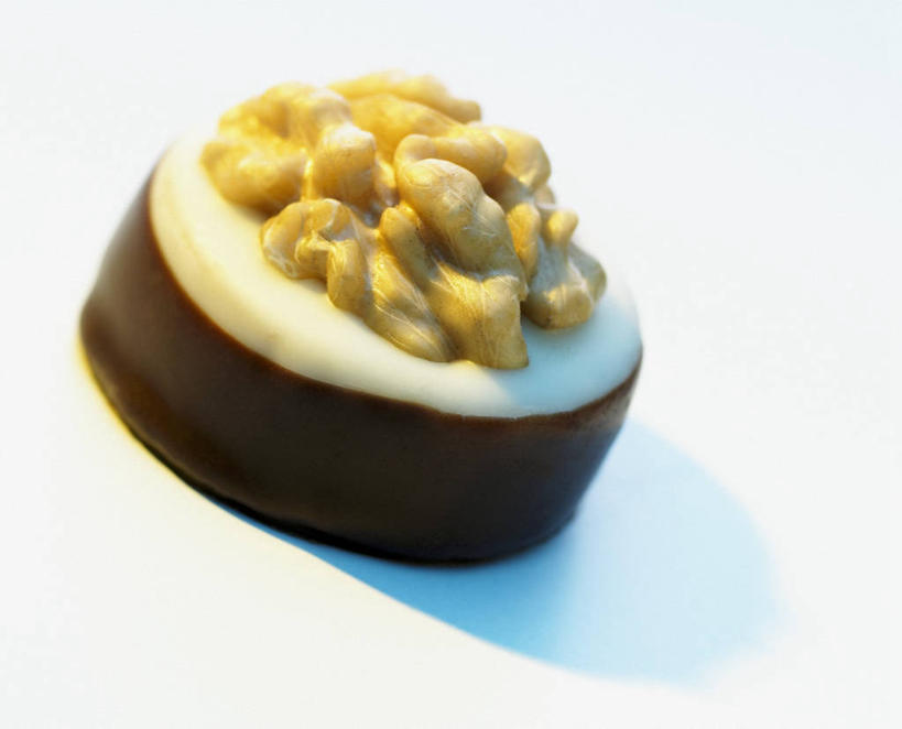 无人,横图,俯视,室内,特写,白天,白色背景,桌面,桌子,一块,阴影,反射,木制,影子,核桃,食品,糖,糖果,坚果,甜点,甜品,果实,食物,木制品,甜食,干果,巧克力,摄影,影棚,朱古力,黑巧克力,胡桃,羌桃,彩图,高角度拍摄,影棚拍摄,拍摄