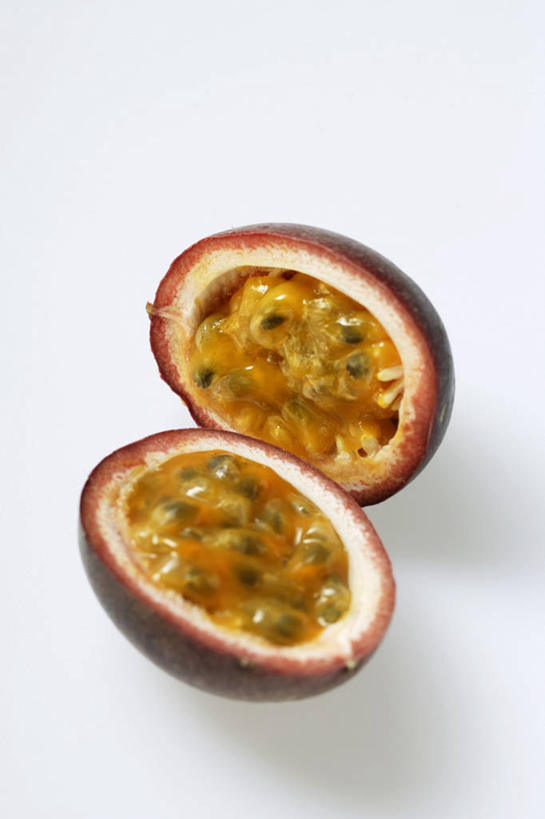 无人,竖图,俯视,室内,特写,白天,白色背景,餐桌,桌子,水果,切开,阴影,新鲜,反射,影子,生食,食品,果实,食物,两个,黄色,红色,百香果,切,西番莲,摄影,有机食品,绿色食品,影棚,餐台,剖面,切面,鸡蛋果,受难果,巴西果,彩图,高角度拍摄,影棚拍摄,拍摄