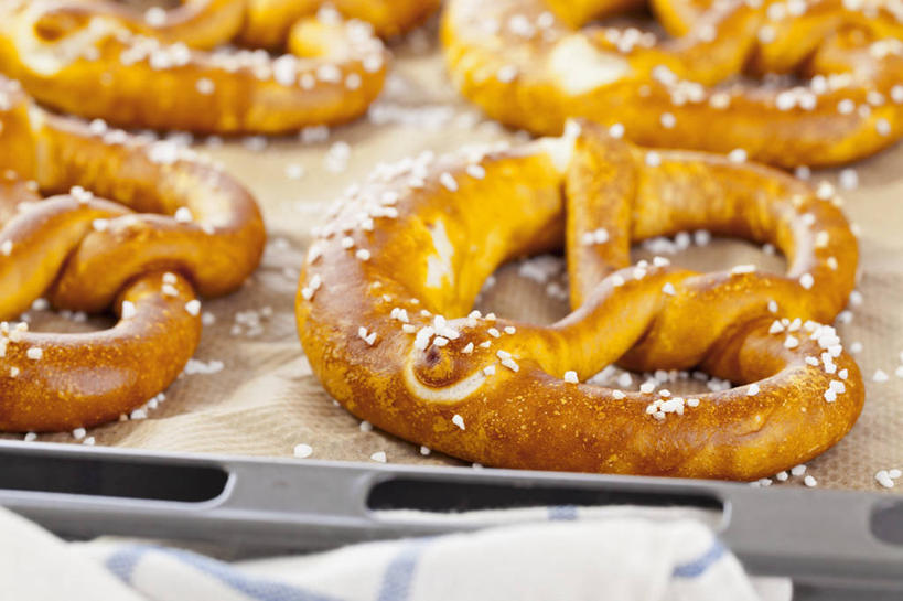 点心,无人,横图,俯视,室内,特写,白天,餐桌,桌子,一排,阴影,整齐,并列,并排,反射,影子,调料,盐,食品,面点,调味品,调味料,食盐,食物,糕点,排列,饼干,零食,四块,餐台,队列,平行,椒盐卷饼,彩图,高角度拍摄