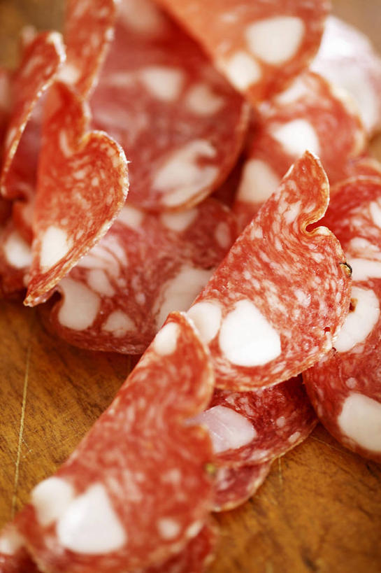 无人,竖图,俯视,室内,特写,白天,餐桌,桌子,一堆,许多,阴影,堆叠,堆积,朦胧,模糊,反射,木制,影子,肉,香肠,腊肠,肉类,木制品,餐台,堆,肉食,彩图,高角度拍摄