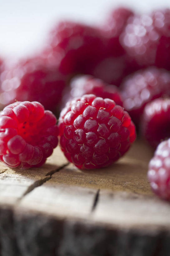 无人,竖图,俯视,室内,特写,白天,浆果,水果,一堆,许多,阴影,堆叠,堆积,朦胧,模糊,新鲜,反射,木制,影子,桑葚,生食,食品,果实,案板,砧板,食物,红色,木制品,覆盆子,有机食品,绿色食品,堆,彩图,高角度拍摄