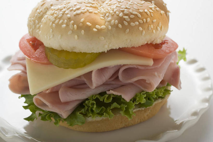 点心,面包,奶酪,无人,横图,俯视,室内,特写,白天,白色背景,烹饪,西餐,餐桌,桌面,桌子,黄瓜,蔬菜,西红柿,餐具,阴影,新鲜,反射,木制,碟子,盘,影子,生菜,莴苣,肉,芝麻,干酪,汉堡,起司,料理,食品,面点,芝士,营养,火腿,猪肉,菜肴,美食,肉类,食物,腌制,糕点,一个,盘子,木制品,碟,快餐,乳酪,西式,摄影,佳肴,有机食品,绿色食品,影棚,单个,餐台,乳制品,发酵,肉食,西式快餐,垃圾食品,小圆面包,豚肉,脂麻,胡麻,白麻,巨胜子,春菜,鹅仔菜,莴仔菜,千金菜,油麻,叶用莴苣,熏制,火肉,兰熏,猪腿,青瓜,胡瓜,番茄,彩图,高角度拍摄,影棚拍摄,拍摄