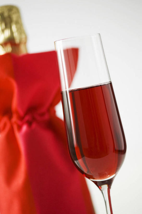 葡萄酒,无人,竖图,俯视,室内,特写,白天,白色背景,奢侈,快乐,桌面,桌子,杯子,阴影,反射,木制,包装,包装纸,高脚杯,影子,纸,纸张,浪漫,红酒瓶,玻璃制品,酒,酒瓶,饮料,一个,红色,玻璃瓶,酒杯,木制品,瓶子,香槟,诱惑,摄影,影棚,单个,包装材料,牛皮纸,葡萄酒瓶,香槟杯,气泡酒,起泡酒,汽酒,玻璃杯,彩图,高角度拍摄,影棚拍摄,高兴,欢笑,拍摄