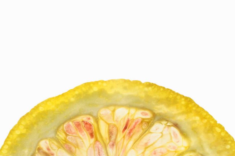 无人,横图,俯视,室内,特写,白天,白色背景,桌面,桌子,柑橘,水果,切开,阴影,新鲜,反射,木制,影子,生食,食品,果实,食物,黄色,木制品,切,摄影,有机食品,绿色食品,影棚,剖面,切面,橘子,桔子,橙子,橙,彩图,高角度拍摄,影棚拍摄,拍摄