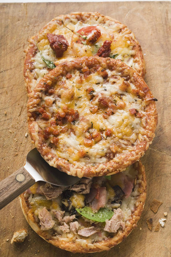 海鲜,奶酪,无人,竖图,俯视,室内,特写,白天,烹饪,西餐,桌面,桌子,蔬菜,西红柿,阴影,新鲜,反射,木制,鱼,铲子,影子,干酪,起司,料理,食品,披萨,匹萨,芝士,营养,鲔鱼,水产,金枪鱼,菜肴,美食,鱼类,海洋生物,食物,三个,木制品,快餐,乳酪,西式,佳肴,有机食品,绿色食品,吞拿鱼,乳制品,比萨,水生动物,海产品,水生物,发酵,西式快餐,海底动物,垃圾食品,意大利薄饼,番茄,彩图,高角度拍摄