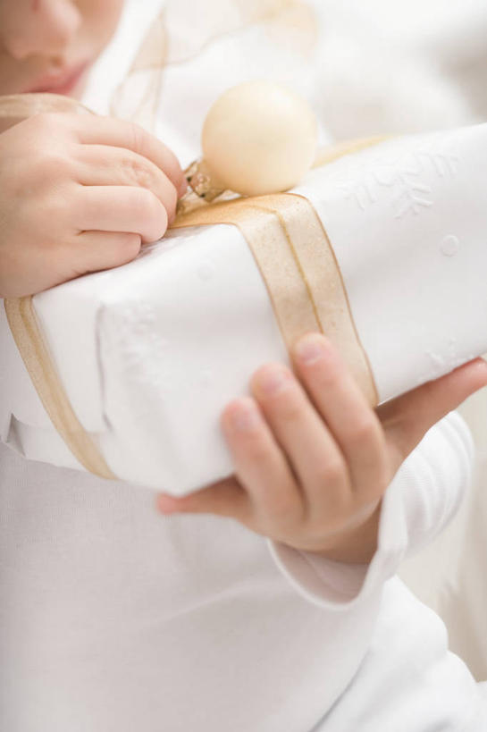 西方人,儿童,手,一个人,捧,竖图,俯视,室内,特写,白天,纯洁,礼盒,礼物,欧洲,圣诞节,欧洲人,双手,仅一个男性,仅一个人,服装,节日,朦胧,模糊,庆祝,装饰,丝绸,丝带,纸盒,缎带,休闲装,文化,绸带,盒子,一个,小孩,衣服,包装盒,礼品盒,仅一个小孩,庆典,休闲,手部,休闲服,可爱,童年,童趣,服饰,礼品,单个,纪念,华丽,修饰,点缀,童真,烂漫,无邪,衬托,美观,雅致,雅观,天真,男孩,男人,男性,白种人,孩子,端,端着,捧着,手捧,半身,彩图,高角度拍摄,男生