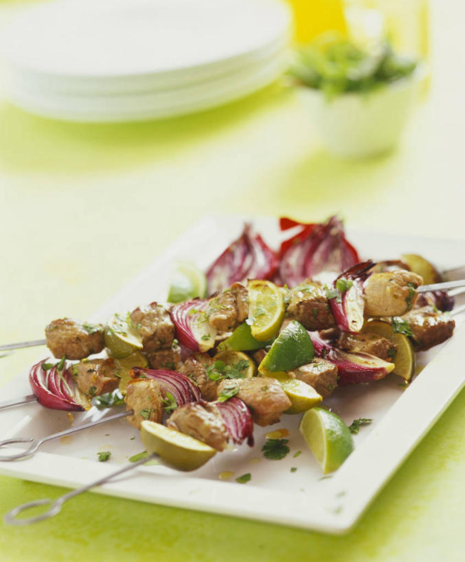 无人,竖图,俯视,室内,特写,白天,烧烤,桌面,桌子,蔬菜,洋葱,餐具,水果,阴影,朦胧,模糊,新鲜,反射,木制,碟子,盘,影子,肉,生食,食品,果实,肉类,竹签,食物,盘子,木制品,碟,有机食品,绿色食品,玉葱,肉食,取食签,酸橙,代代,橙子,橙,圆葱,洋葱头,球葱,葱头,彩图,高角度拍摄