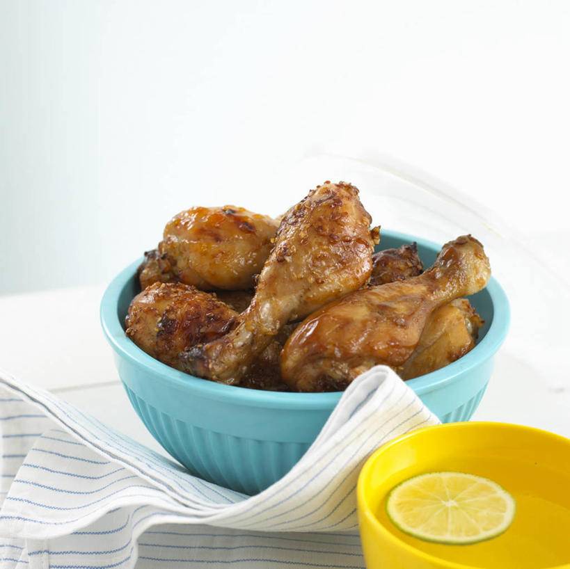 无人,横图,俯视,室内,特写,白天,烹饪,西餐,桌面,桌子,纺织品,一堆,许多,阴影,堆叠,堆积,反射,木制,布,影子,陶瓷,鸡肉,肉,油炸,料理,食品,陶瓷制品,织物,很多,鸡腿,菜肴,美食,肉类,食物,两个,木制品,容器,碗,西式,佳肴,储藏,堆,布匹,鸡腿肉,储存,肉食,卡其布,彩图,高角度拍摄,贮存