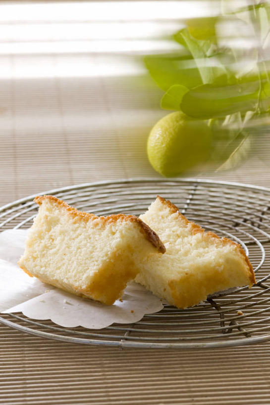 点心,牛奶,无人,竖图,俯视,室内,特写,白天,下午茶,桌面,桌子,柠檬,水果,叶子,阴影,朦胧,模糊,新鲜,反射,木制,影子,生食,食品,果实,绿叶,饮品,营养,酸奶,架子,食物,糕点,饮料,木制品,嫩叶,有机食品,绿色食品,乳制品,奶,发酵,海绵蛋糕,优格,优酪乳,冷却架,叶,叶片,益母果,柠果,彩图,高角度拍摄,蛋糕