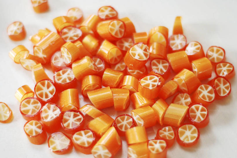 无人,横图,俯视,室内,特写,白天,白色背景,桌面,桌子,一堆,许多,阴影,堆叠,堆积,反射,木制,影子,食品,糖,糖果,甜点,甜品,软糖,很多,食物,木制品,甜食,橙色,摄影,影棚,堆,彩图,高角度拍摄,影棚拍摄,拍摄