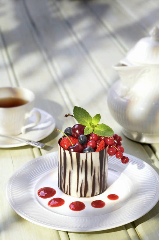 咖啡,无人,竖图,俯视,室内,特写,白天,幸福,桌面,桌子,浆果,杯子,餐具,水果,叶子,阴影,新鲜,反射,木制,瓷器,碟子,盘,影子,灯笼果,生食,食品,糖,糖果,甜点,甜品,果实,绿叶,咖啡杯,陶瓷制品,娱乐,食物,饮料,两个,一个,盘子,木制品,碟,甜食,巧克力,享受,休闲,温馨,嫩叶,放松,乐趣,有机食品,绿色食品,单个,朱古力,黑巧克力,提神,舒适,瓷杯,醒脑,红醋栗,软饮料,叶,叶片,醋栗,彩图,高角度拍摄