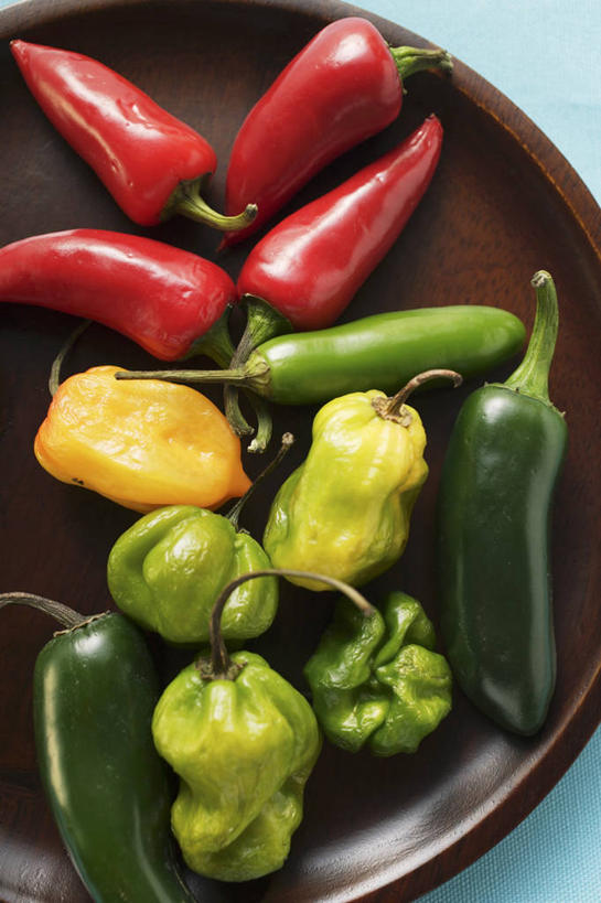 无人,竖图,俯视,室内,特写,白天,桌面,桌子,辣椒,蔬菜,餐具,阴影,新鲜,反射,木制,碟子,盘,影子,食品,食物,一个,黄色,红色,绿色,盘子,木制品,碟,有机食品,绿色食品,单个,辣角,红海椒,大椒,辣虎,广椒,辣子,红辣椒,海椒,番椒,彩图,高角度拍摄