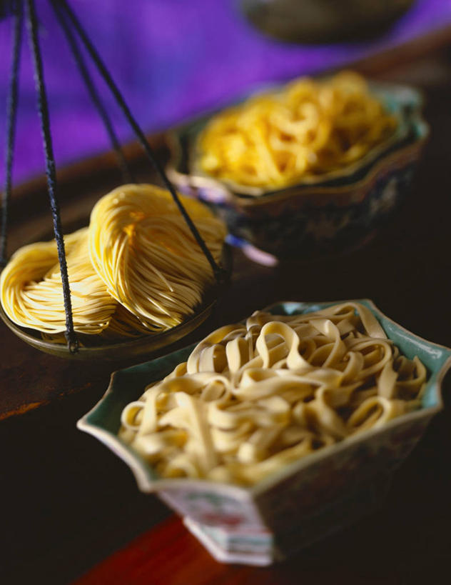 点心,无人,竖图,俯视,室内,特写,白天,桌面,桌子,许多,阴影,朦胧,模糊,反射,木制,影子,陶瓷,食品,甜点,甜品,陶瓷制品,很多,食物,糕点,木制品,容器,碗,甜食,储藏,储存,彩图,高角度拍摄,贮存