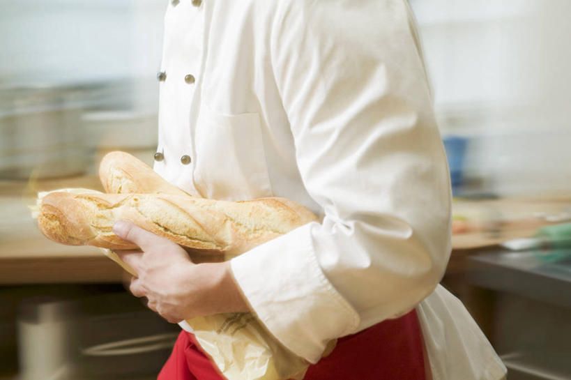点心,面包,西方人,一个人,厨师,横图,室内,白天,侧面,工作服,制服,厨房,欧洲,欧洲人,仅一个男性,仅一个人,握,朦胧,模糊,食品,面点,拿,法国面包,拿着,食物,糕点,仅一个年轻男性,两个,握着,法棍,长棍面包,法式长棍面包,工作制服,男人,男性,年轻男性,白种人,厨师长,厨子,大厨,主厨,半身,彩图,工作套服,灶间