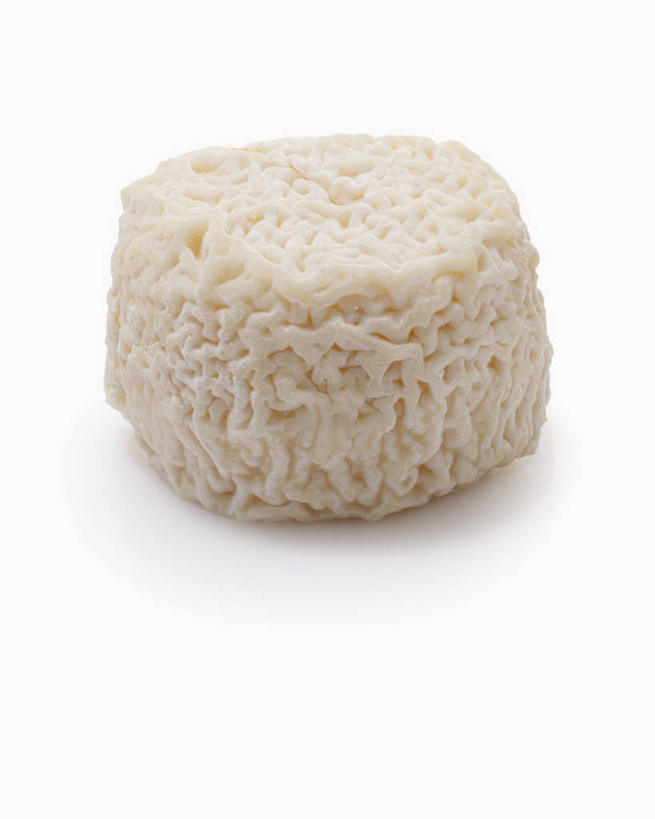 奶酪,无人,竖图,俯视,室内,特写,白天,白色背景,桌面,桌子,一块,阴影,反射,木制,影子,干酪,起司,芝士,营养,白色,木制品,乳酪,摄影,影棚,乳制品,发酵,山羊奶酪,彩图,高角度拍摄,影棚拍摄,拍摄