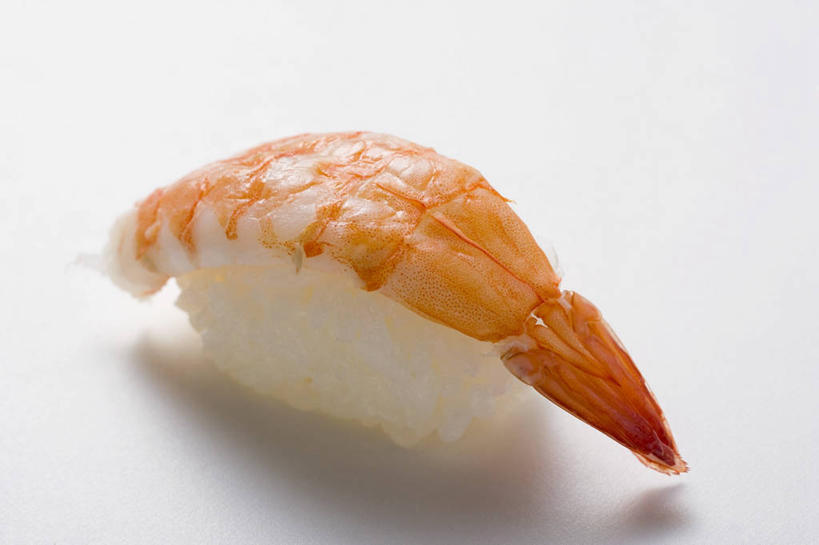 海鲜,米饭,寿司,无人,横图,俯视,室内,特写,白天,白色背景,烹饪,桌面,桌子,阴影,反射,木制,影子,虾,日本料理,料理,食品,饭,水产,菜肴,美食,大虾,海洋生物,食物,一个,木制品,日式料理,日式,摄影,佳肴,影棚,对虾,单个,五谷,水生动物,海产品,醋饭,水生物,海底动物,斑节虾,四喜饭,东方对虾,中国对虾,彩图,高角度拍摄,影棚拍摄,拍摄