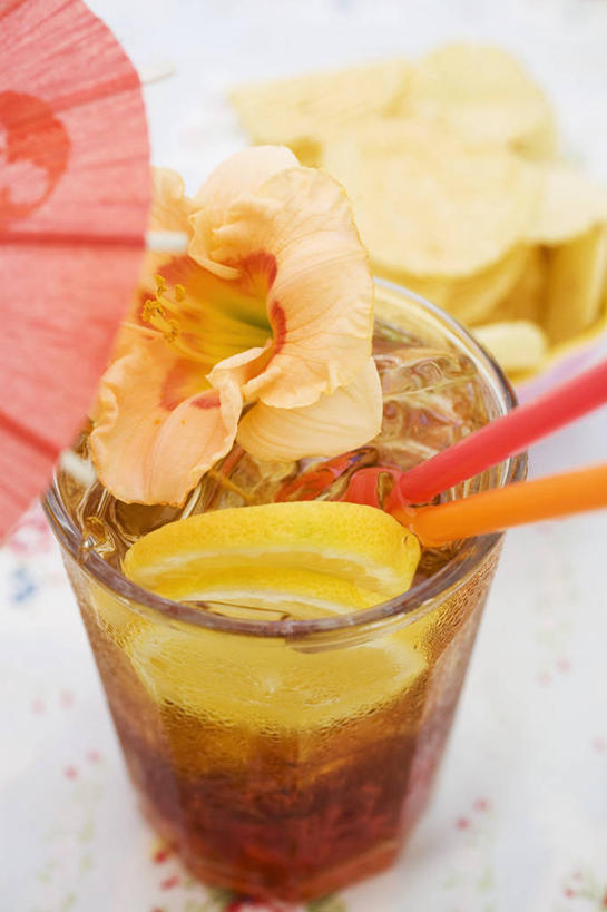 无人,竖图,俯视,室内,特写,白天,幸福,桌面,桌子,杯子,阴影,盛开,反射,木制,伞,影子,雨伞,纸伞,塑料,朱顶红,饮品,古典,花蕾,油纸伞,文化,可乐,玻璃制品,花,花瓣,花朵,鲜花,饮料,一个,木制品,水杯,塑料制品,吸管,花苞,花蕊,单个,纪念,百枝莲,柱顶红,孤挺花,华胄兰,对红,吉祥,空心,可口,古朴,饮管,适口,平安,玻璃杯,彩图,高角度拍摄,圆柱状