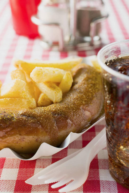 咖哩,无人,竖图,俯视,室内,特写,白天,烹饪,西餐,餐桌,桌子,杯子,一堆,阴影,堆叠,堆积,朦胧,模糊,反射,布料,影子,纸盒,塑料,调料,香肠,料理,食品,腊肠,饮品,调味品,调味料,布纹,薯条,咖喱,菜肴,美食,可乐,盒子,桌布,食物,饮料,包装盒,餐巾,容器,塑料制品,台布,快餐,西式,佳肴,餐台,储藏,塑料杯,堆,储存,可口,西式快餐,垃圾食品,适口,彩图,高角度拍摄,贮存