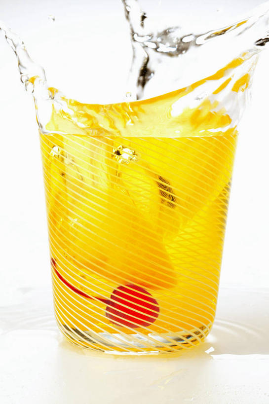 无人,竖图,俯视,室内,特写,白天,白色背景,水,餐桌,桌子,柠檬,樱桃,杯子,水果,阴影,飞溅,新鲜,溅,反射,液体,影子,水滴,生食,食品,果实,酒类,一杯,玻璃制品,酒,水珠,食物,饮料,一个,黄色,水杯,摄影,有机食品,绿色食品,影棚,单个,餐台,喷洒,玻璃杯,樱珠,莺桃,英桃,益母果,楔桃,牛桃,柠果,荆桃,彩图,高角度拍摄,影棚拍摄,拍摄