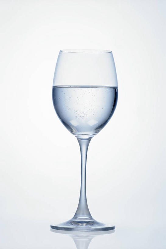 无人,竖图,室内,特写,白天,白色背景,正面,水,餐桌,桌子,杯子,阴影,反射,高脚杯,液体,影子,红酒杯,一杯,饮用水,玻璃制品,一个,酒杯,矿泉水,摄影,影棚,单个,餐台,葡萄酒杯,蒸馏水,玻璃杯,彩图,影棚拍摄,拍摄