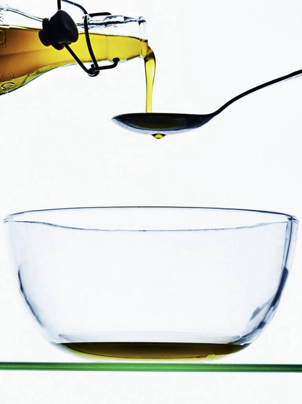 无人,竖图,俯视,室内,特写,白天,白色背景,水,餐桌,桌子,阴影,飞溅,溅,反射,罐子,液体,影子,勺子,陶瓷,水滴,食用油,油,橄榄油,陶瓷制品,玻璃制品,水珠,三个,玻璃瓶,瓶子,容器,调羹,汤匙,碗,摄影,影棚,餐台,储藏,储存,喷洒,植物油,彩图,高角度拍摄,影棚拍摄,拍摄,贮存