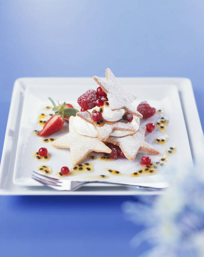 点心,无人,竖图,俯视,室内,特写,白天,下午茶,餐桌,桌子,餐具,水果,阴影,蓝色背景,新鲜,反射,碟子,盘,影子,生食,食品,甜点,甜品,果实,蛋挞,食物,糕点,一个,盘子,碟,甜食,奶油,摄影,有机食品,绿色食品,影棚,单个,餐台,乳制品,激凌,克林姆,淇淋,蛋塔,彩图,高角度拍摄,影棚拍摄,拍摄