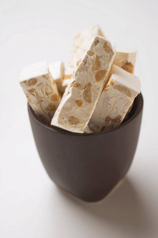 无人,竖图,俯视,室内,特写,白天,白色背景,餐桌,桌子,杏仁,一堆,阴影,堆叠,堆积,反射,影子,陶瓷,食品,糖,糖果,甜点,甜品,陶瓷制品,食物,一个,容器,碗,甜食,摄影,影棚,单个,餐台,储藏,堆,储存,牛轧糖,鸟结糖,纽结糖,杏子,杏梅仁,杏核仁,木落子,苦杏仁,彩图,高角度拍摄,影棚拍摄,拍摄,贮存