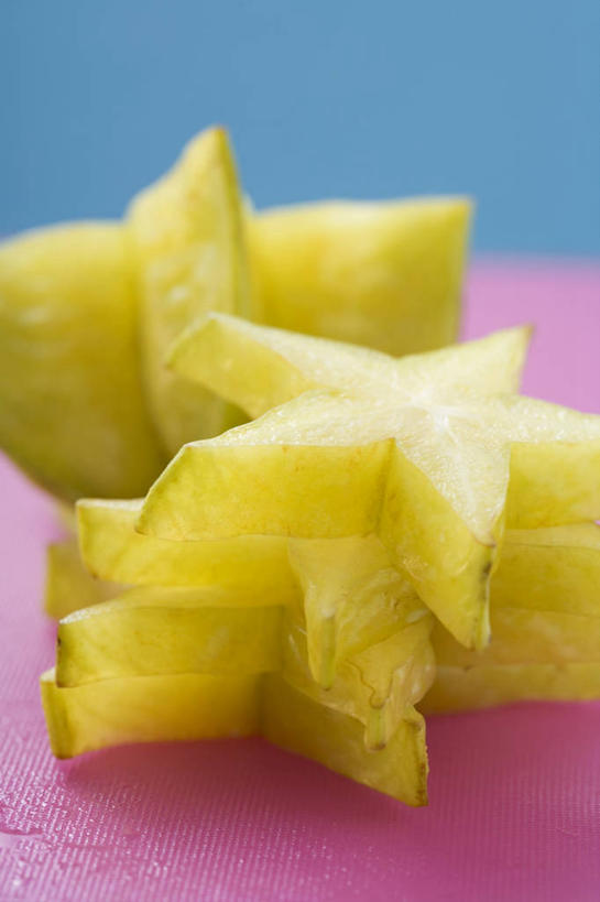 无人,竖图,俯视,室内,特写,白天,餐桌,桌子,水果,一排,切开,阴影,蓝色背景,新鲜,整齐,反射,影子,生食,食品,果实,食物,排列,黄色,杨桃,切,摄影,有机食品,绿色食品,影棚,餐台,堆,五敛子,三廉子,阳桃,洋桃,队列,剖面,切面,彩图,高角度拍摄,影棚拍摄,拍摄