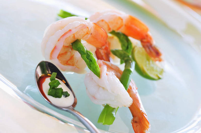 海鲜,无人,横图,俯视,室内,特写,白天,餐桌,桌子,芦笋,蔬菜,餐具,阴影,朦胧,模糊,新鲜,反射,碟子,盘,影子,勺子,虾,食品,水产,大虾,海洋生物,食物,两个,盘子,调羹,碟,汤匙,有机食品,绿色食品,对虾,餐台,水生动物,海产品,水生物,海底动物,斑节虾,东方对虾,中国对虾,猪尾巴,药鸡豆子,石刁柏,蚂蚁杆,龙须菜,狼尾巴根,彩图,高角度拍摄