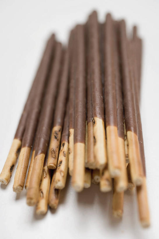 无人,竖图,俯视,室内,特写,白天,白色背景,餐桌,桌子,一排,许多,阴影,整齐,并列,并排,反射,影子,食品,糖,糖果,甜点,甜品,很多,食物,排列,黑色,甜食,巧克力,摄影,影棚,餐台,朱古力,黑巧克力,队列,平行,彩图,高角度拍摄,影棚拍摄,拍摄