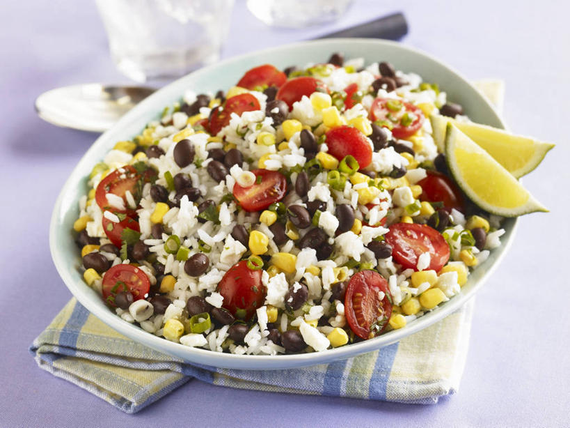 米饭,无人,横图,俯视,室内,特写,白天,玉米,植物,餐桌,桌子,豆,蔬菜,西红柿,小番茄,一堆,阴影,堆叠,堆积,紫色背景,新鲜,反射,棒子,影子,陶瓷,豆类,豆子,玉蜀黍,刀豆,生食,蔬菜沙拉,沙拉,食品,陶瓷制品,饭,色拉,四季豆,沙律,食物,一个,容器,碗,摄影,有机食品,绿色食品,影棚,单个,餐台,色拉酱,储藏,堆,苞米,五谷,储存,千岛酱,苞芦,芸豆,豆科,苞谷,菜豆,二季豆,白肾豆,架豆,玉豆,去豆,包谷,大蜀黍,番麦,薏米包,玉高粱,玉麦,珍珠米,多花菜豆,小西红柿,樱桃小番茄,珍珠小番茄,樱桃番茄,圣女果,番茄,彩图,高角度拍摄,影棚拍摄,拍摄,贮存