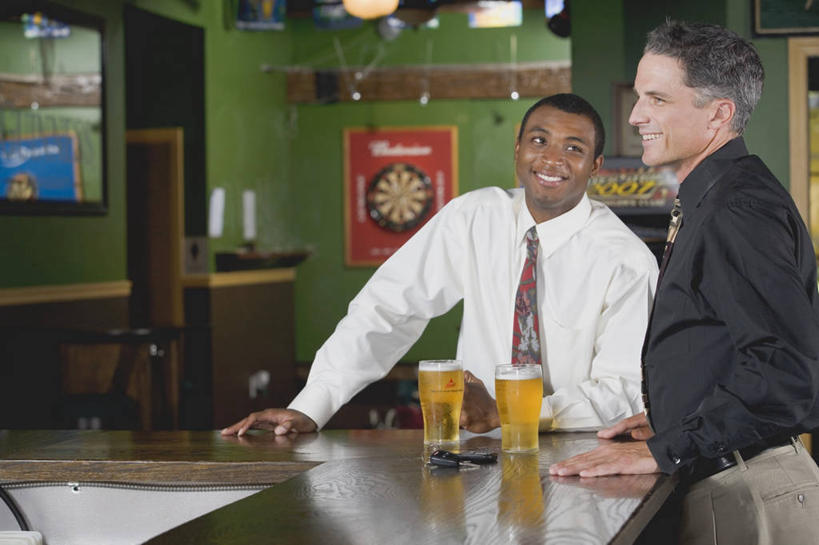 啤酒,西方人,两个人,伙伴,朋友,酒吧,站,笑,微笑,露齿笑,横图,室内,夜晚,正面,衬衫,聚会,奢侈,夜生活,友谊,餐桌,桌子,杯子,欧洲,非洲,黑人,欧洲人,服装,领带,酒类,两杯,注视,娱乐,玻璃制品,酒,饮料,衣服,酒杯,啤酒杯,观察,看,站着,休闲,放松,服饰,餐台,观看,夜店,察看,象征,衣着,庄重,穿着,关注,身份,夜总会,正式,地位,衣饰,友情,女人,女性,中年女性,白种人,非洲人,玻璃杯,站立,半身,彩图,衬衣,酒吧间,酒馆