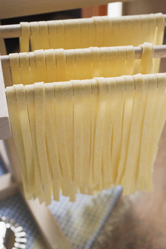 面食,面条,意大利面,无人,竖图,俯视,室内,特写,白天,西餐,餐桌,桌子,一排,吊挂,悬挂,阴影,整齐,并列,并排,反射,粉末,影子,面,面粉,料理,食品,挂,粮食,食物,排列,粉,西式,餐台,农产品,队列,平行,原材料,粉状,彩图,高角度拍摄