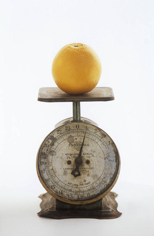 无人,竖图,俯视,室内,特写,白天,白色背景,仪器,餐桌,桌子,柑橘,水果,阴影,新鲜,反射,影子,生食,食品,果实,食物,一个,一只,黄色,摄影,有机食品,绿色食品,影棚,单个,餐台,衡量,计量,台秤,衡器,秤,橘子,桔子,橙子,橙,彩图,高角度拍摄,影棚拍摄,拍摄