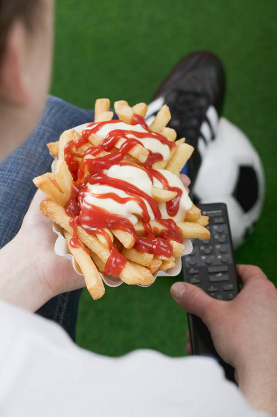 西方人,脸,头,脸颊,手,腿部,腿,一个人,坐,竖图,俯视,室内,特写,白天,烹饪,西餐,餐桌,桌子,欧洲,欧洲人,双手,仅一个男性,仅一个人,握,绿色背景,阴影,裤子,反射,影子,调料,酱料,酱汁,茄汁,佐料,料理,食品,调味品,拿,调味料,拿着,牛仔裤,番茄酱,薯条,酱,菜肴,美食,肩膀,食物,仅一个年轻男性,遥控器,快餐,手部,西式,握着,摄影,佳肴,影棚,餐台,西式快餐,垃圾食品,男人,男性,年轻男性,白种人,头部,脸部,脸蛋,面部,坐着,半身,彩图,高角度拍摄,影棚拍摄,拍摄