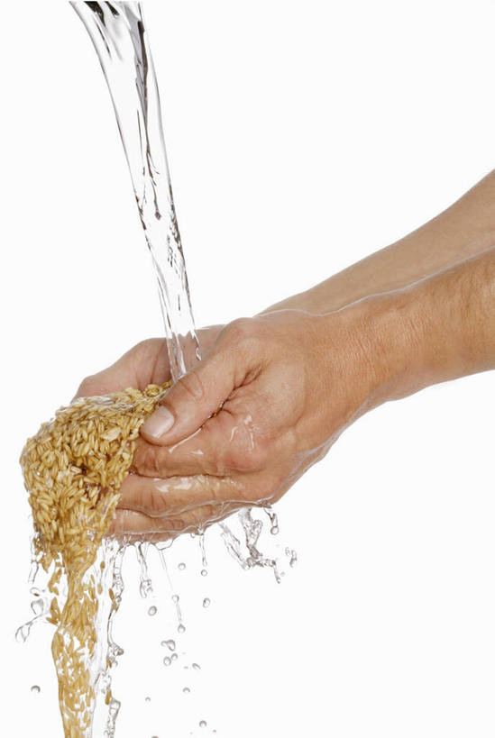 西方人,手,一个人,捧,竖图,室内,特写,白天,白色背景,侧面,早餐,水,欧洲,欧洲人,双手,仅一个男性,仅一个人,阴影,飞溅,溅,反射,液体,影子,水滴,谷物,食品,美食,饮食,水珠,仅一个年轻男性,手部,保健,摄影,影棚,麦片,喷洒,燕麦片,男人,男性,年轻男性,白种人,端,端着,捧着,手捧,半身,彩图,影棚拍摄,拍摄